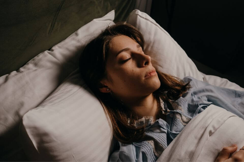 仰睡正確姿勢怎麼躺？睡不著、腰痛不舒服，可能是因為這些原因